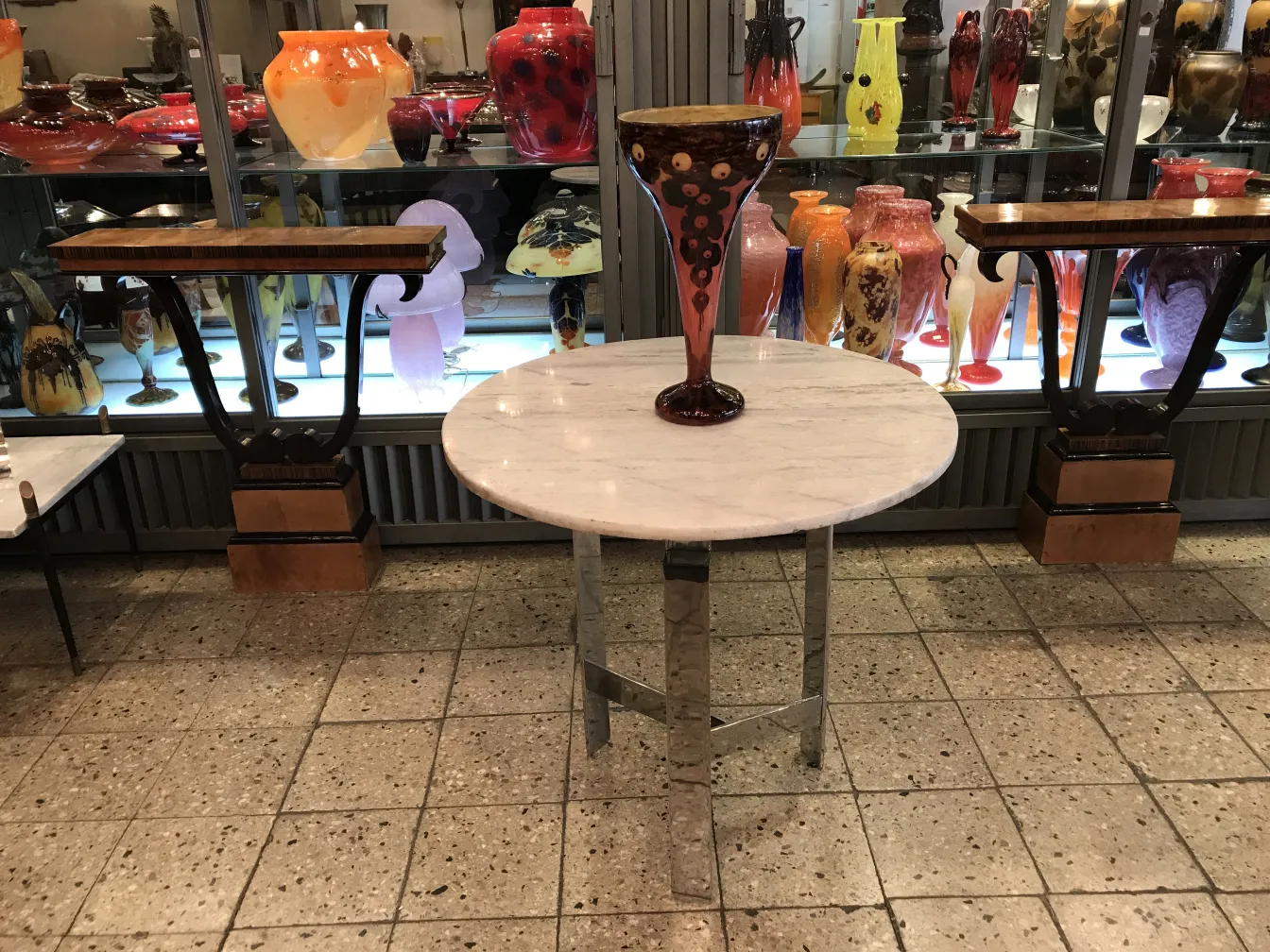 Verre signé Le Verre dans un environnement d'antiquités colorées