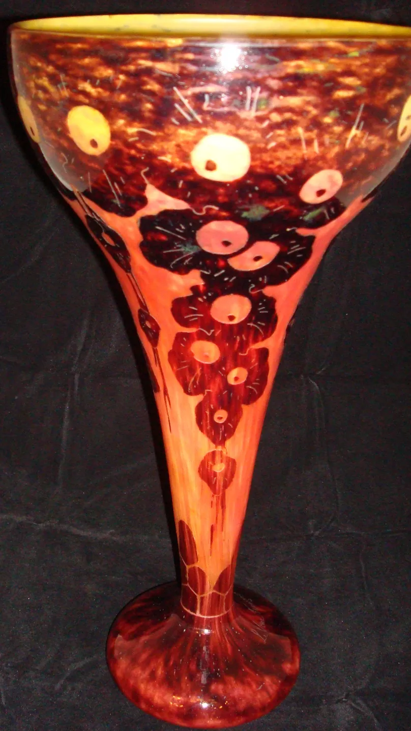 Vidrio firmado Le Verre con diseño colorido y formas flores.