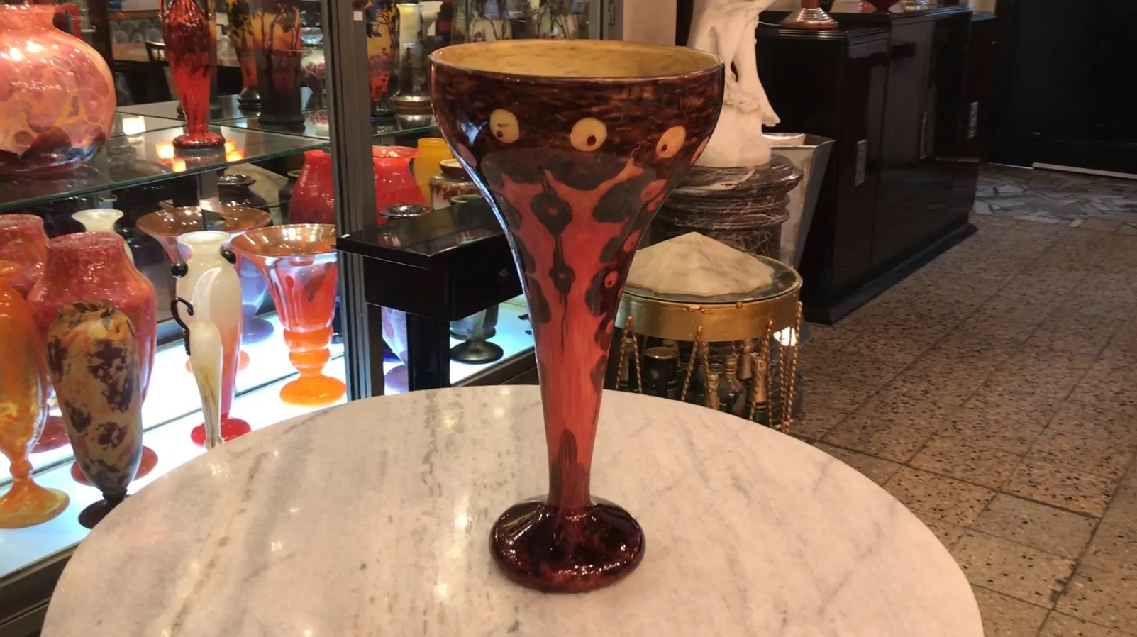 Antike signiertes Glas mit lebhaften dekorativen Elementen.