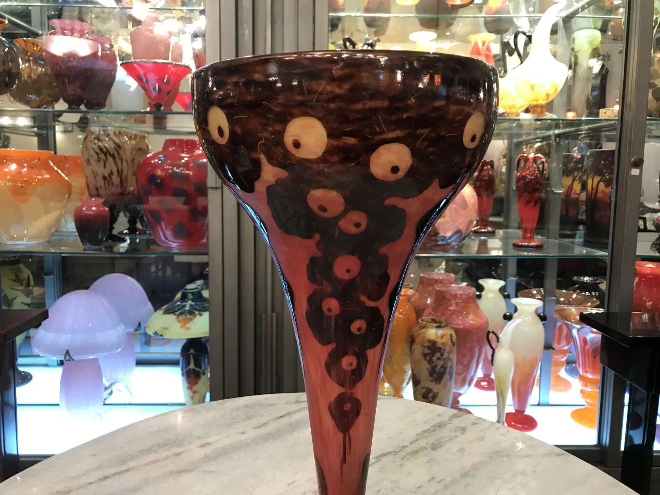 Pièce de verre antique avec des tons bruns et des détails uniques.