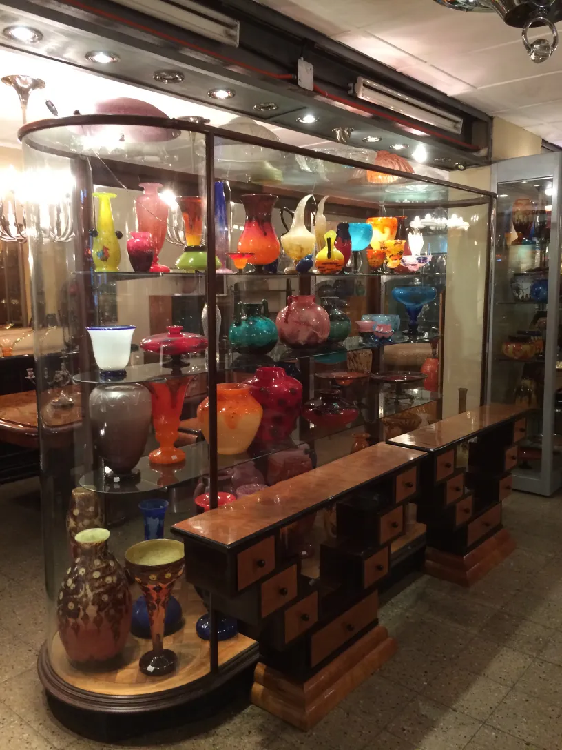 Colección de antigüedades, varios jarrones de vidrio colorido, ambiente decorativo.