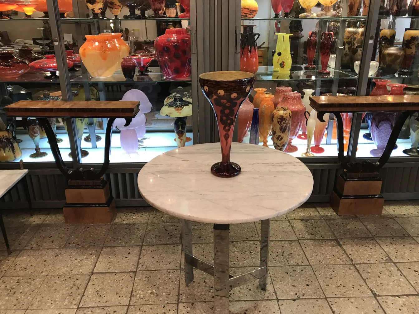 Vase en verre signé coloré, exposé sur des étagères