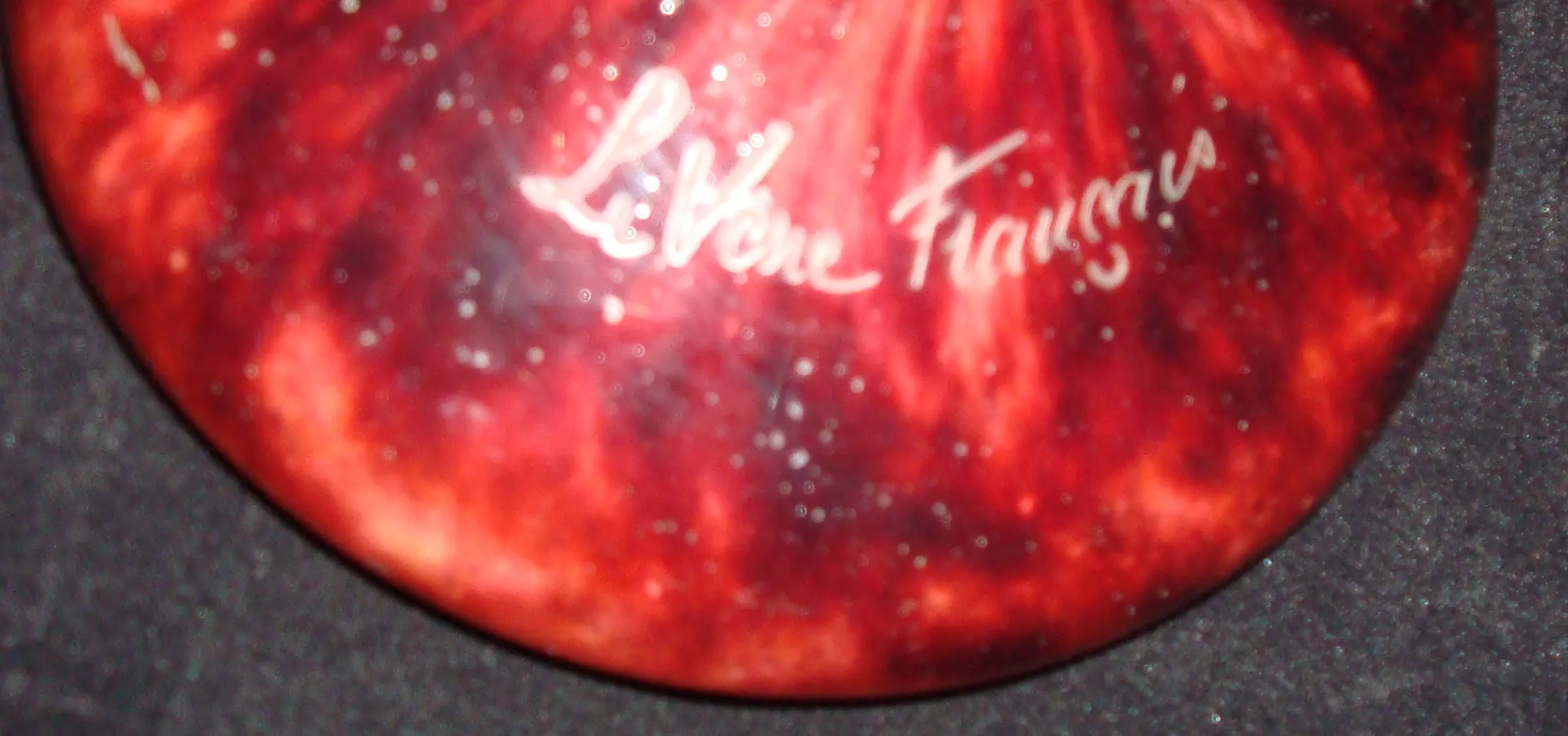 Verre ancien avec la signature Le Verre dans un décor intrigant.