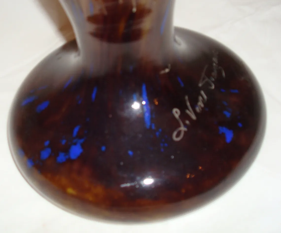 Verre ancien avec signature, détails bleus, fond blanc