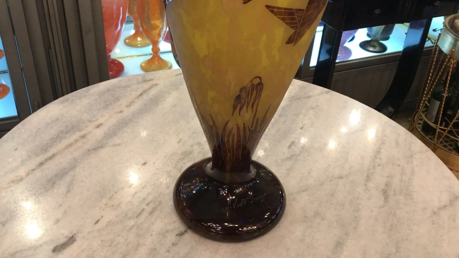 Vue latérale d'un verre ancien signé Le Verre avec décoration florale.