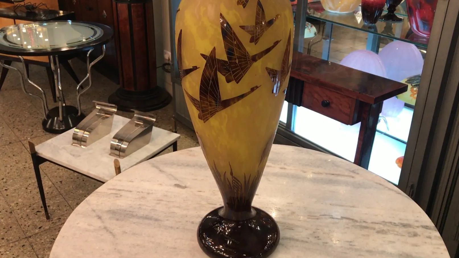 vase antigo com aves, decorado em amarelo e marrom