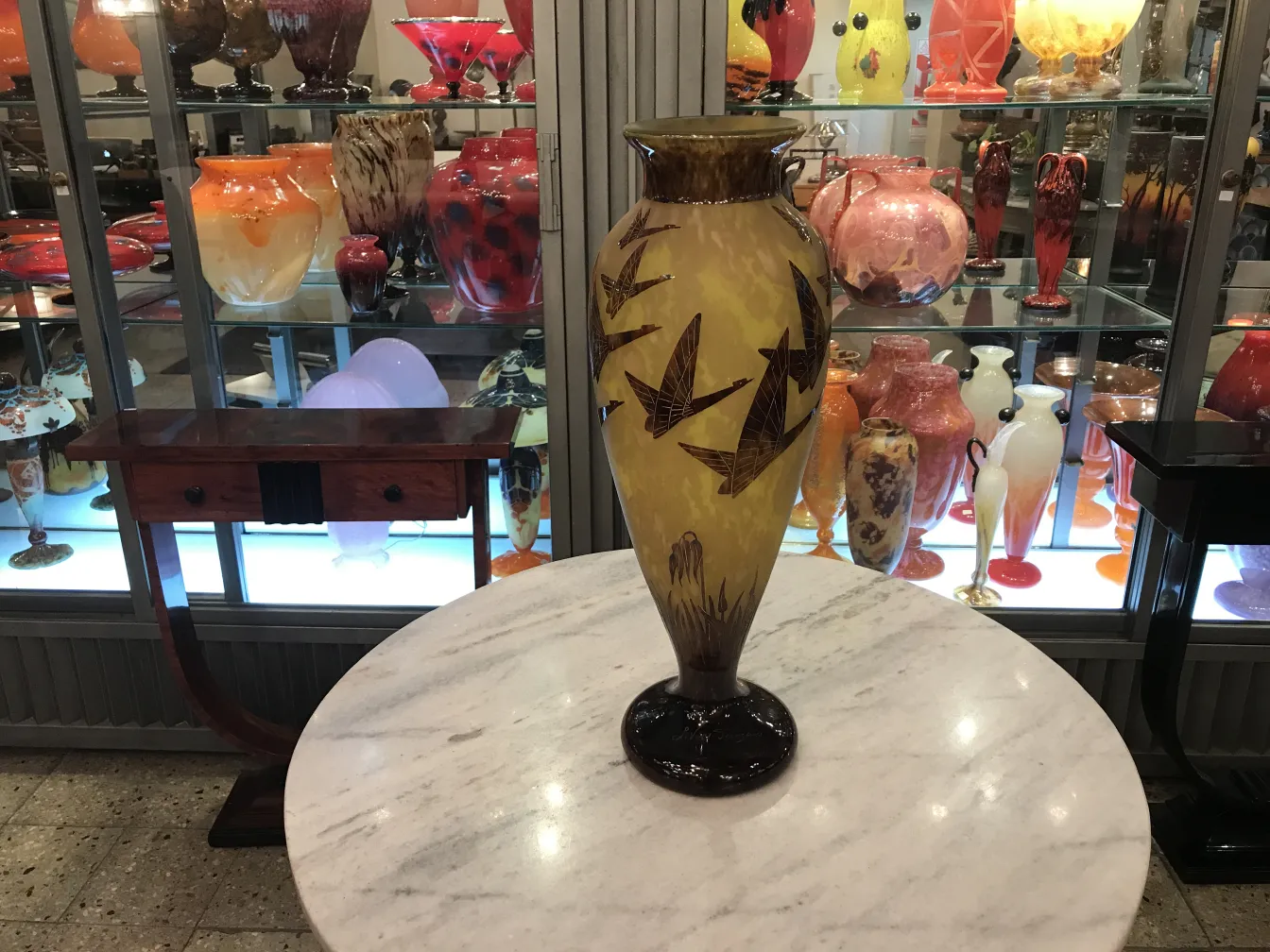 Vase antiguo firmado con pájaros grabados en fondo amarillo.