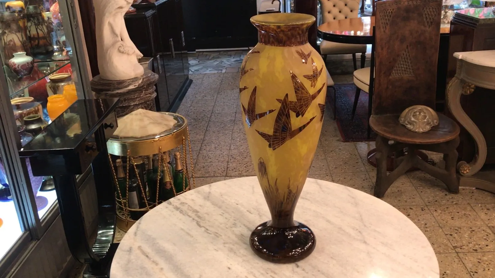 vase antique en verre signé Le Verre avec motifs d'oiseaux