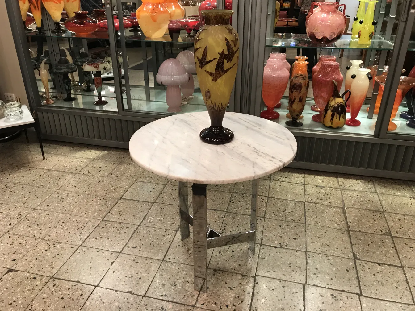 Antiguidade com um vaso de cristal talhado em um ambiente elegante