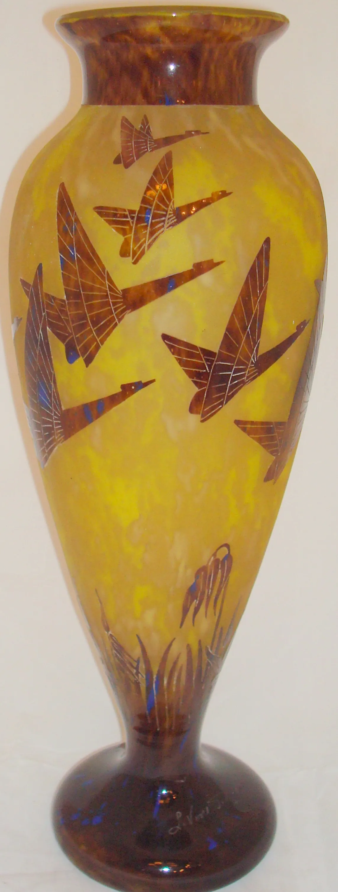 Vaso antigo de vidro com design de patos voando