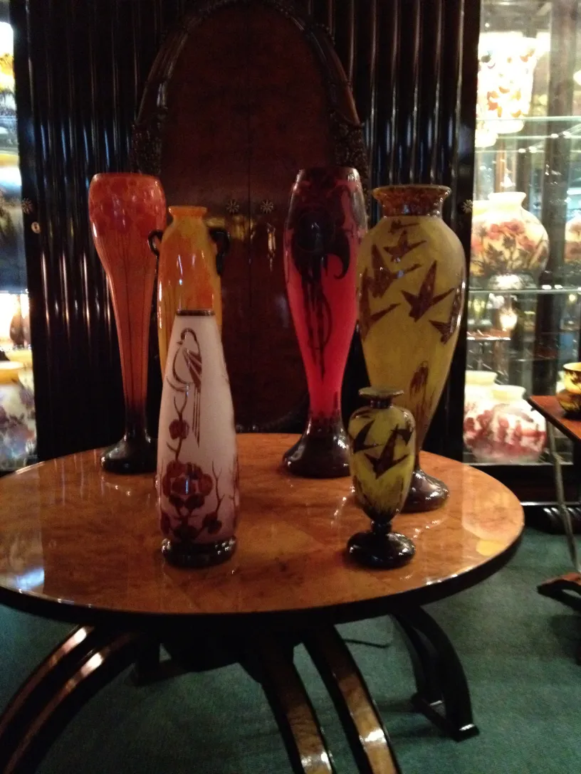 Vasi antichi in vetro firmato Le Verre di vari colori su un tavolo