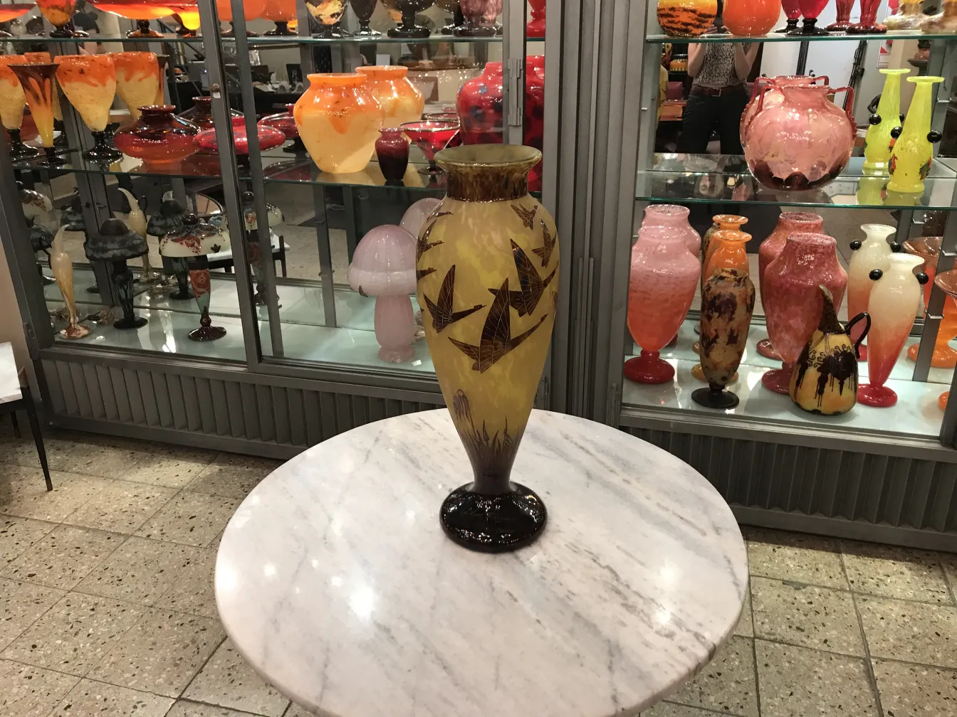 vaso in vetro antico con dettaglio decorativo giallo, ambiente di antiquariato