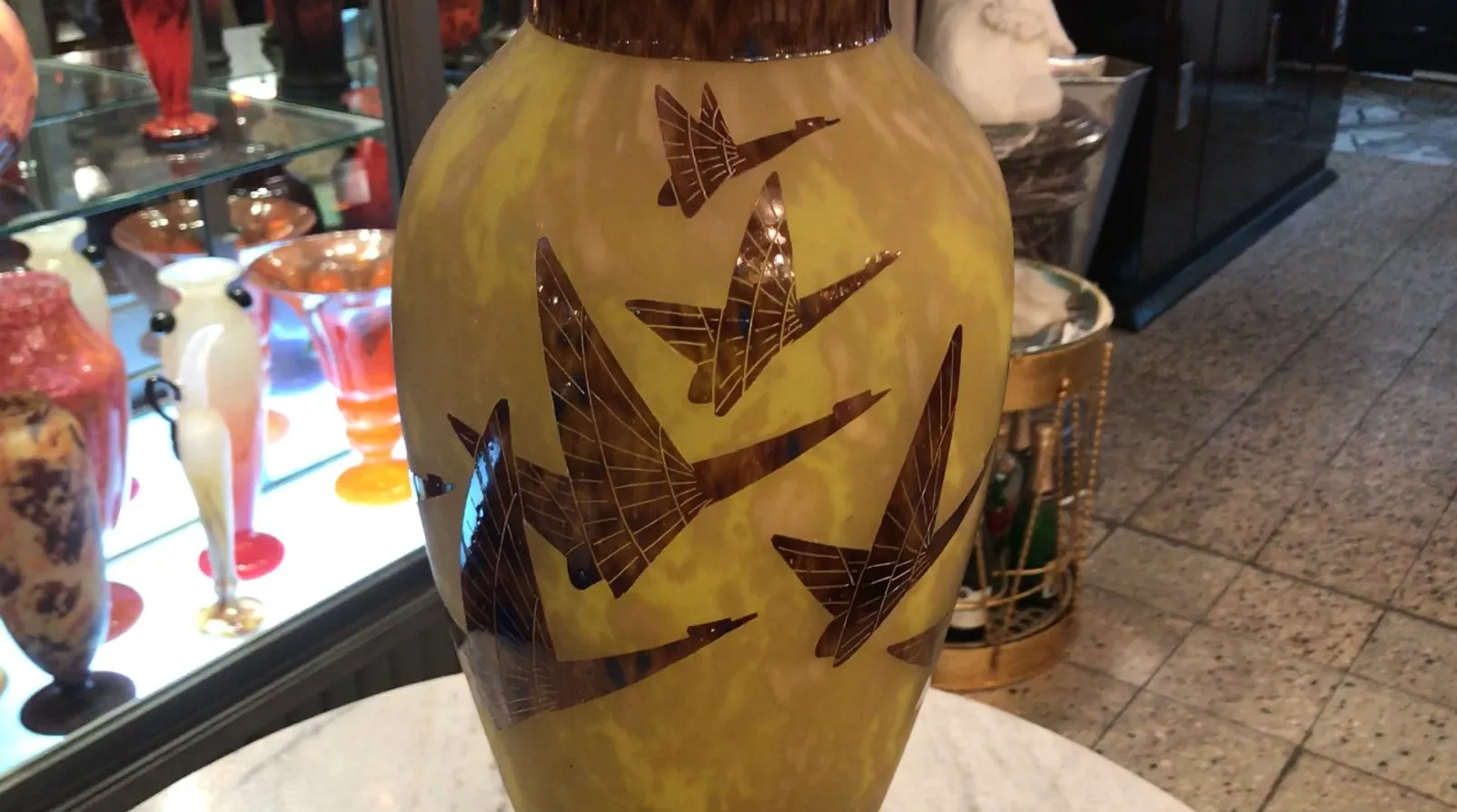 античное подписанное стекло Le Verre с птицами на фоне