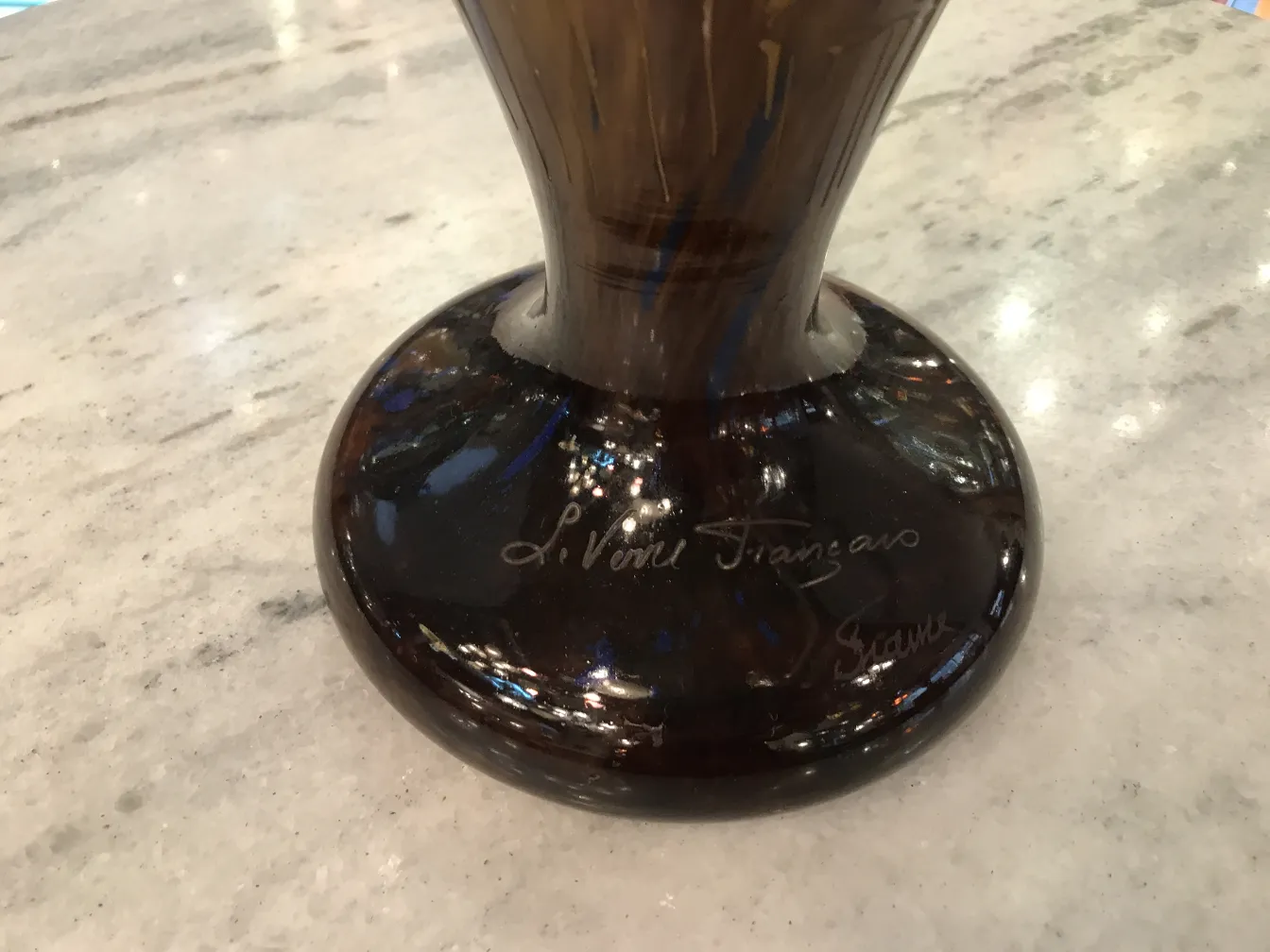 오래된 서명된 유리잔, Le Verre, 우아한 디자인과 어두운 색상.