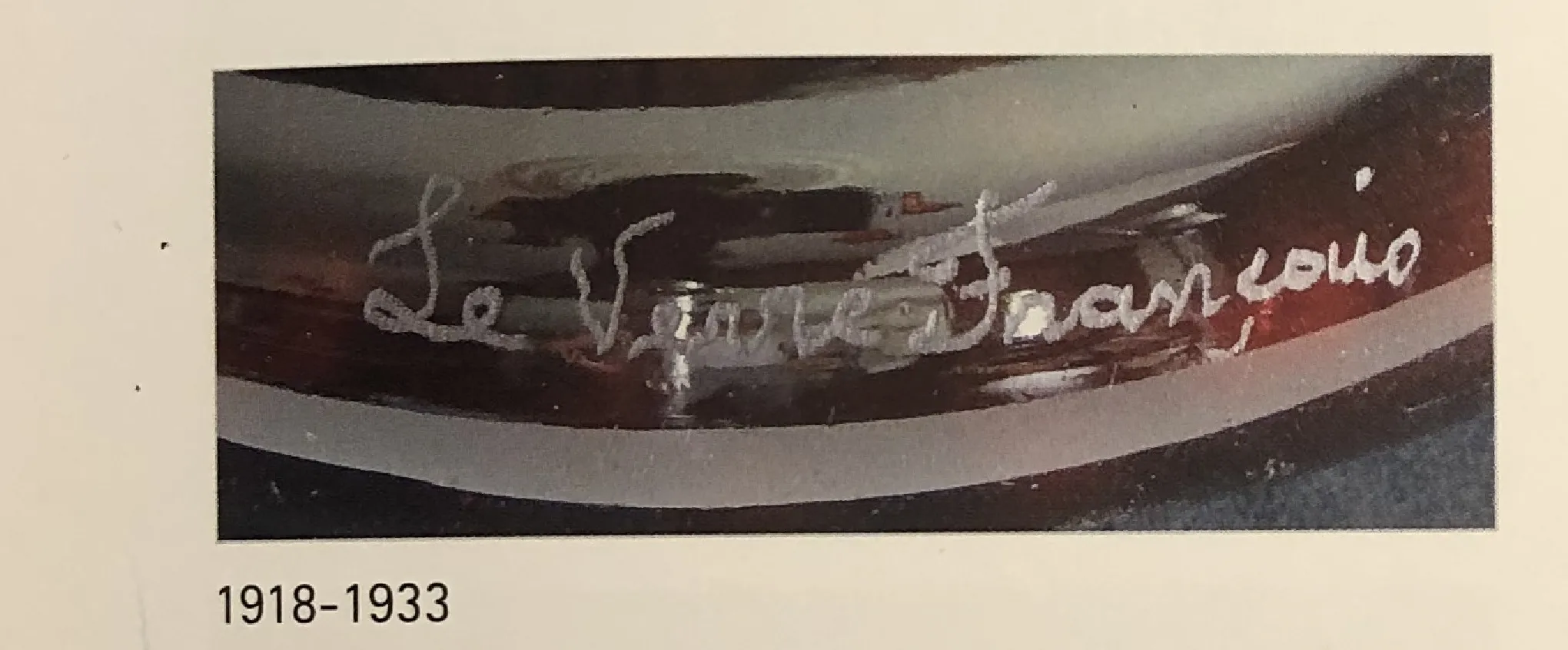 Verre ancien avec signature, Le Verre, fond flou