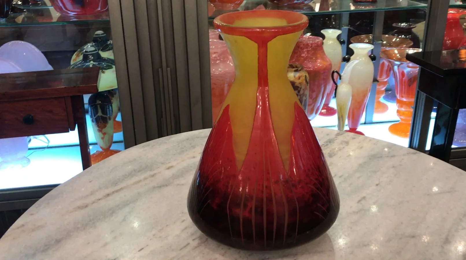 vue de face d'un élégant verre signé Le Verre en rouge et jaune