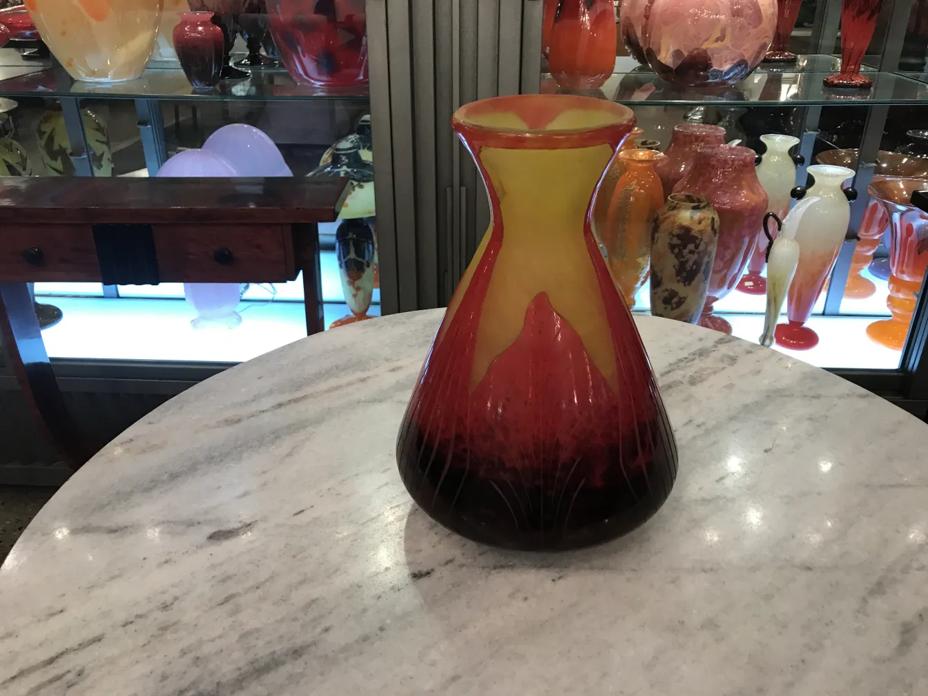 アンティーク サイン入りガラスの花瓶（le verre）、温かい色合い。