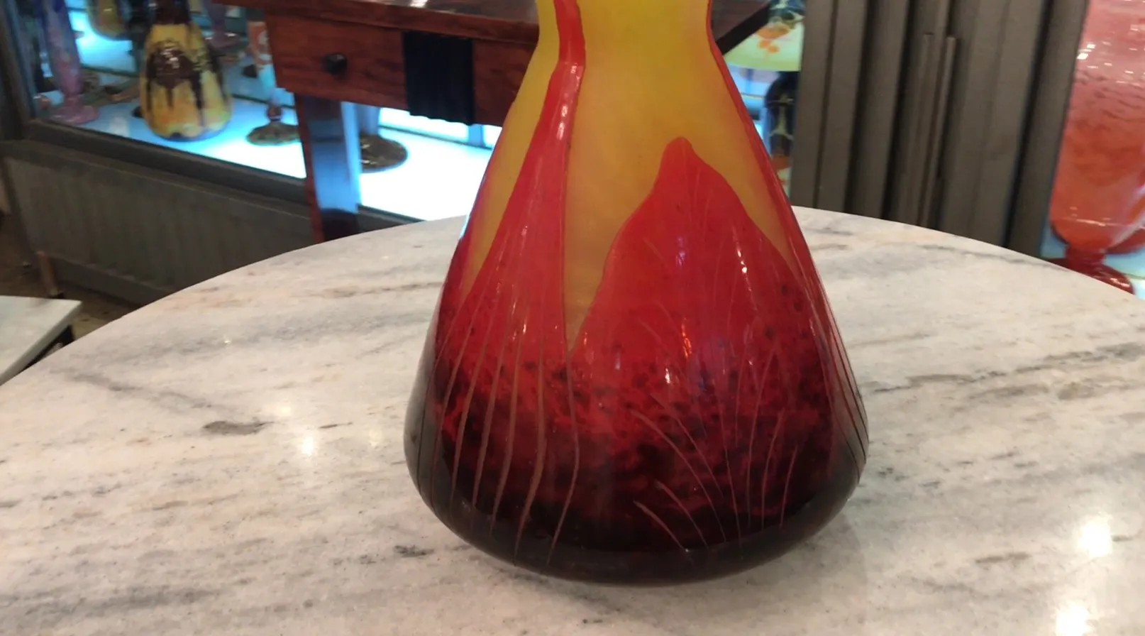 Vidrio firmado le Verre de colores vibrantes, forma elegante, fondo oscuro