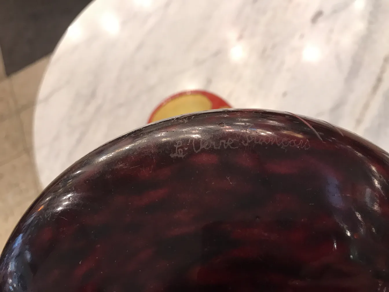 古老的玻璃带有'Le Verre'的签名，明亮的环境。