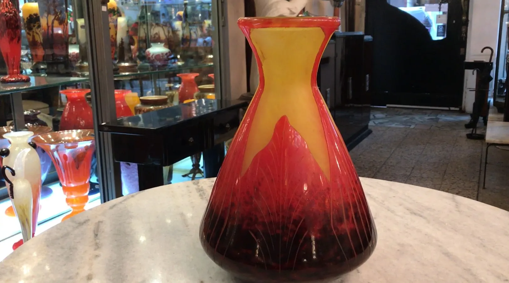 Vaso di vetro firmato con toni rossi e gialli