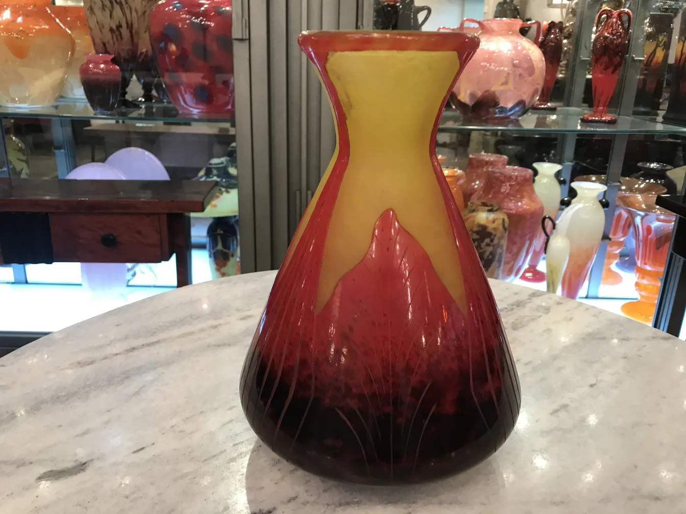 vaso antigo Le Verre em amarelo e vermelho com decoração elegante