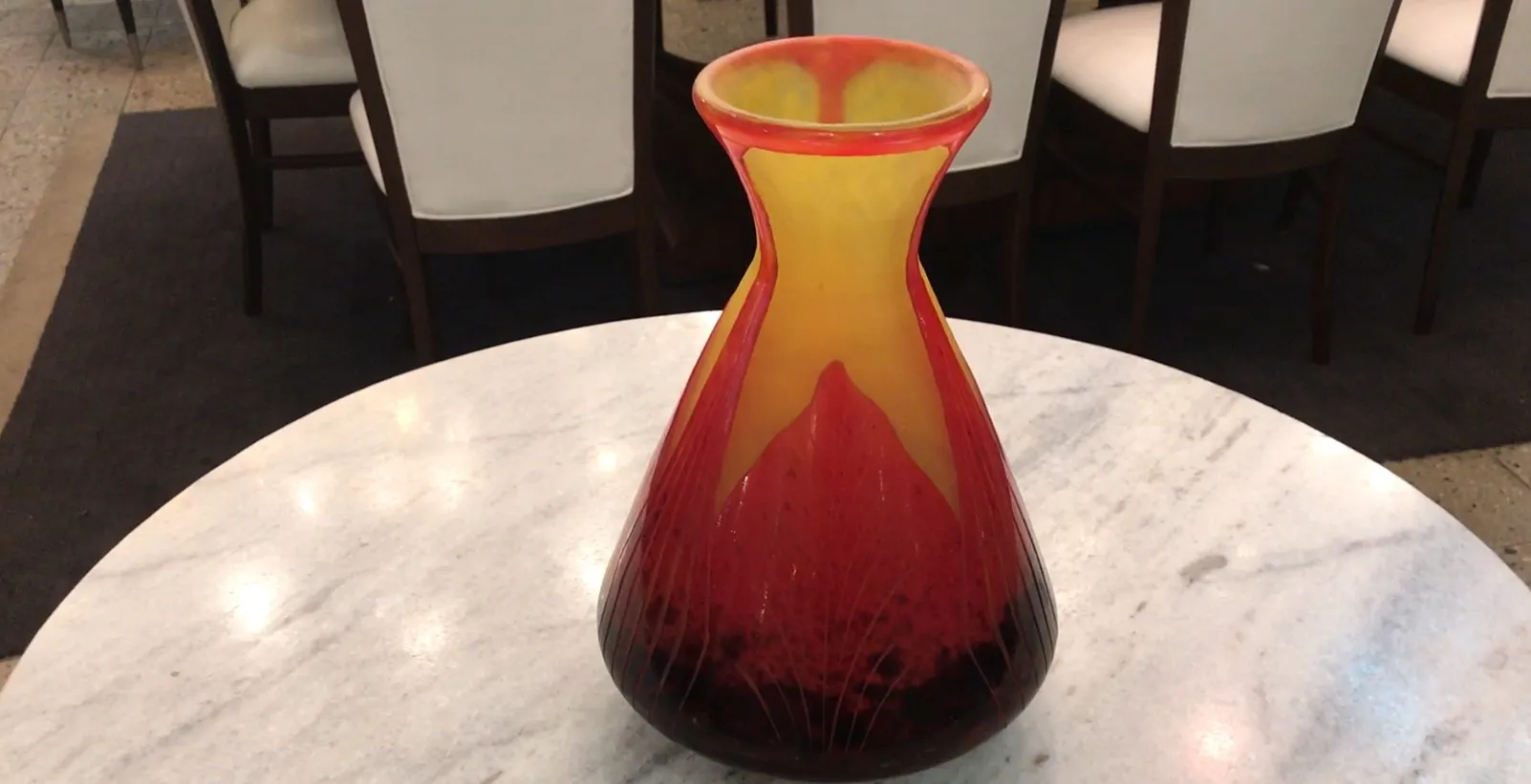 Schönes antikes Glas in rot und gelb, dekorativ, signiert.