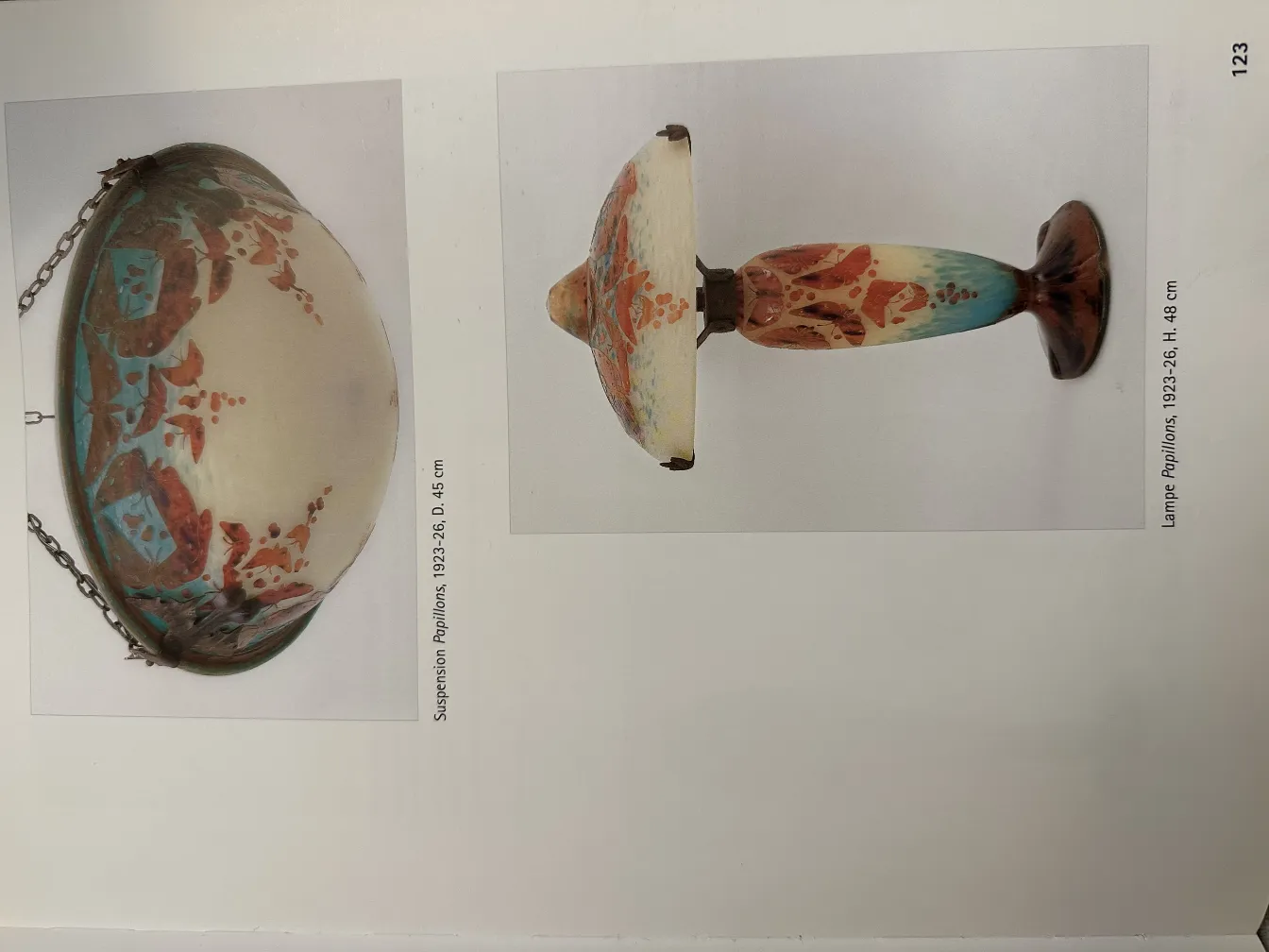 Lampe décorative en verre signé avec des motifs colorés.