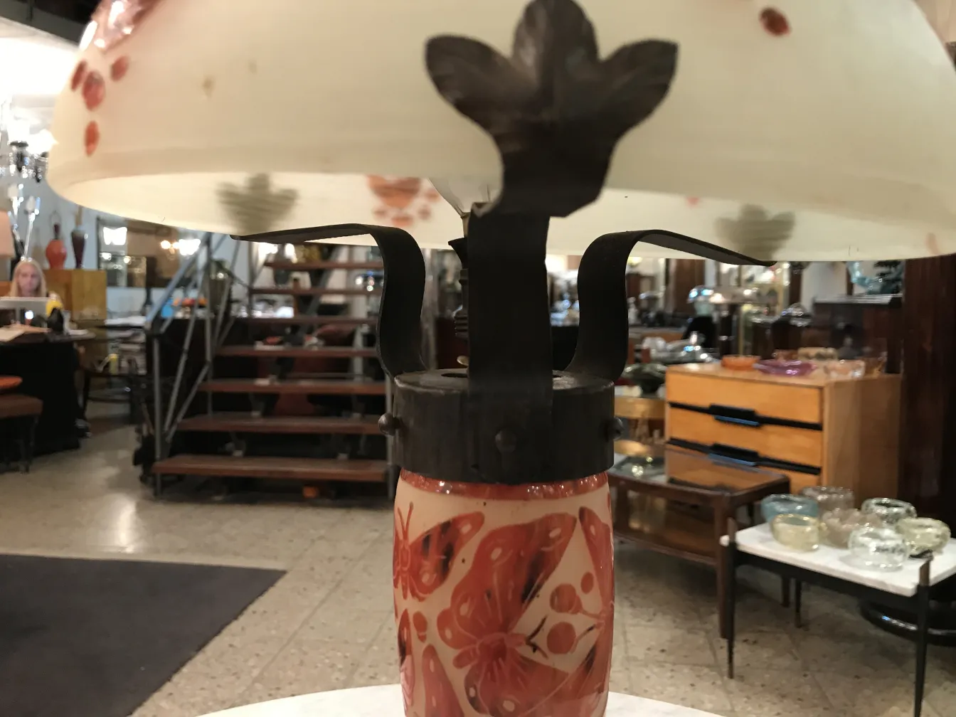 Antike Lampe mit dekorativem signierten Glas Le Verre