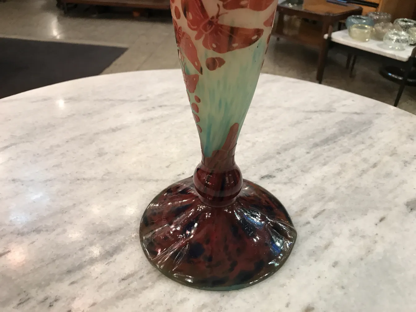 Vidro antigo assinado Le Verre com base decorativa e cores vibrantes.