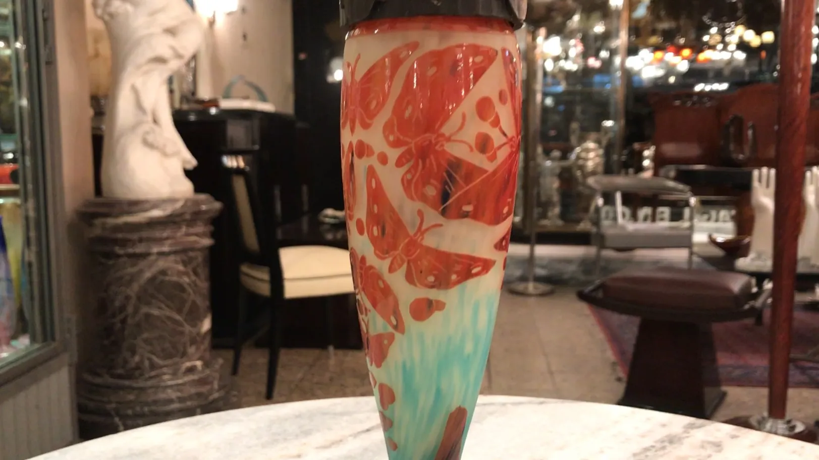 Verre ancien avec des motifs de papillons rouges sur fond clair