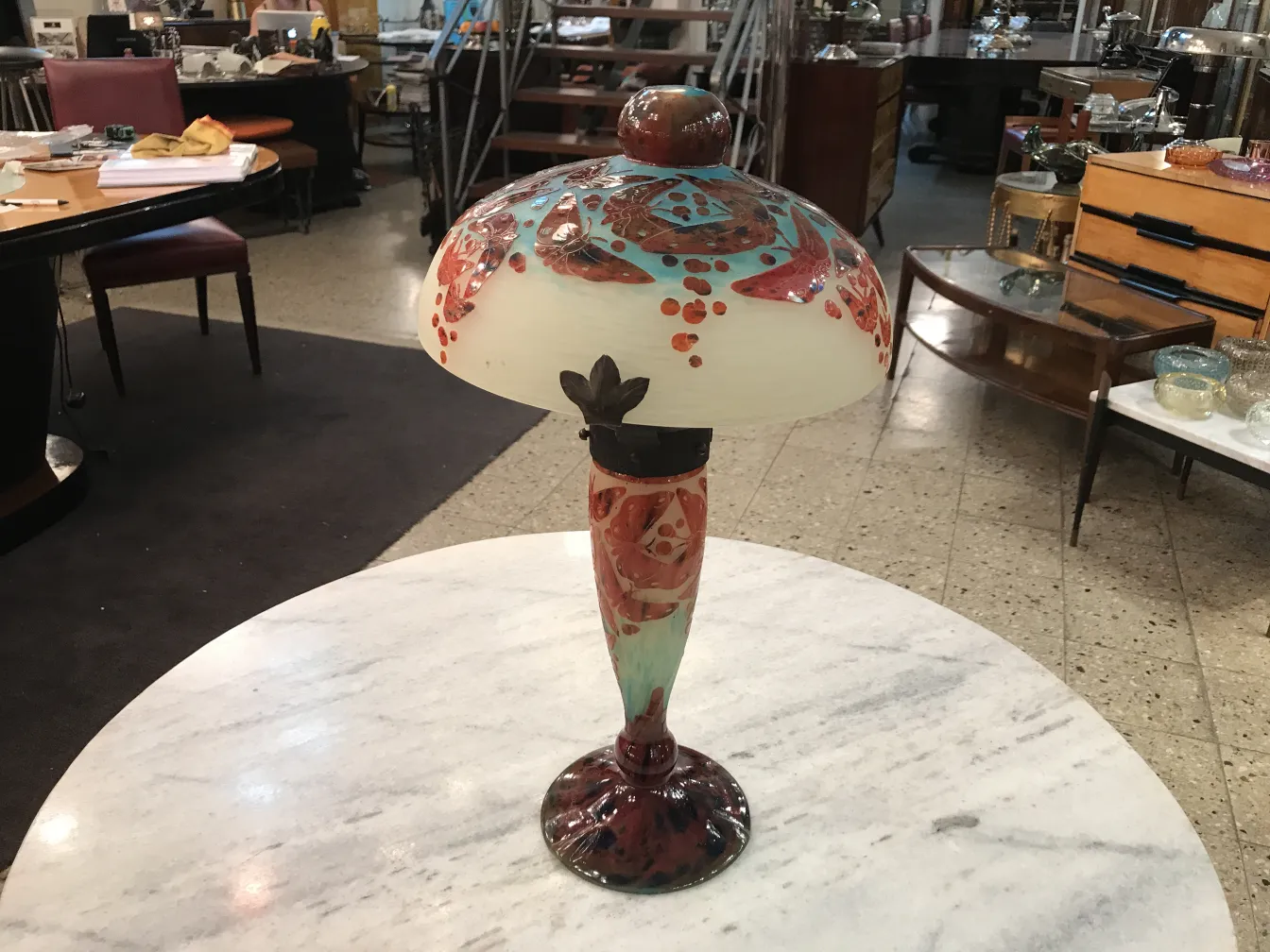 Lampe antique en verre signé Le Verre, ornée de motifs colorés.