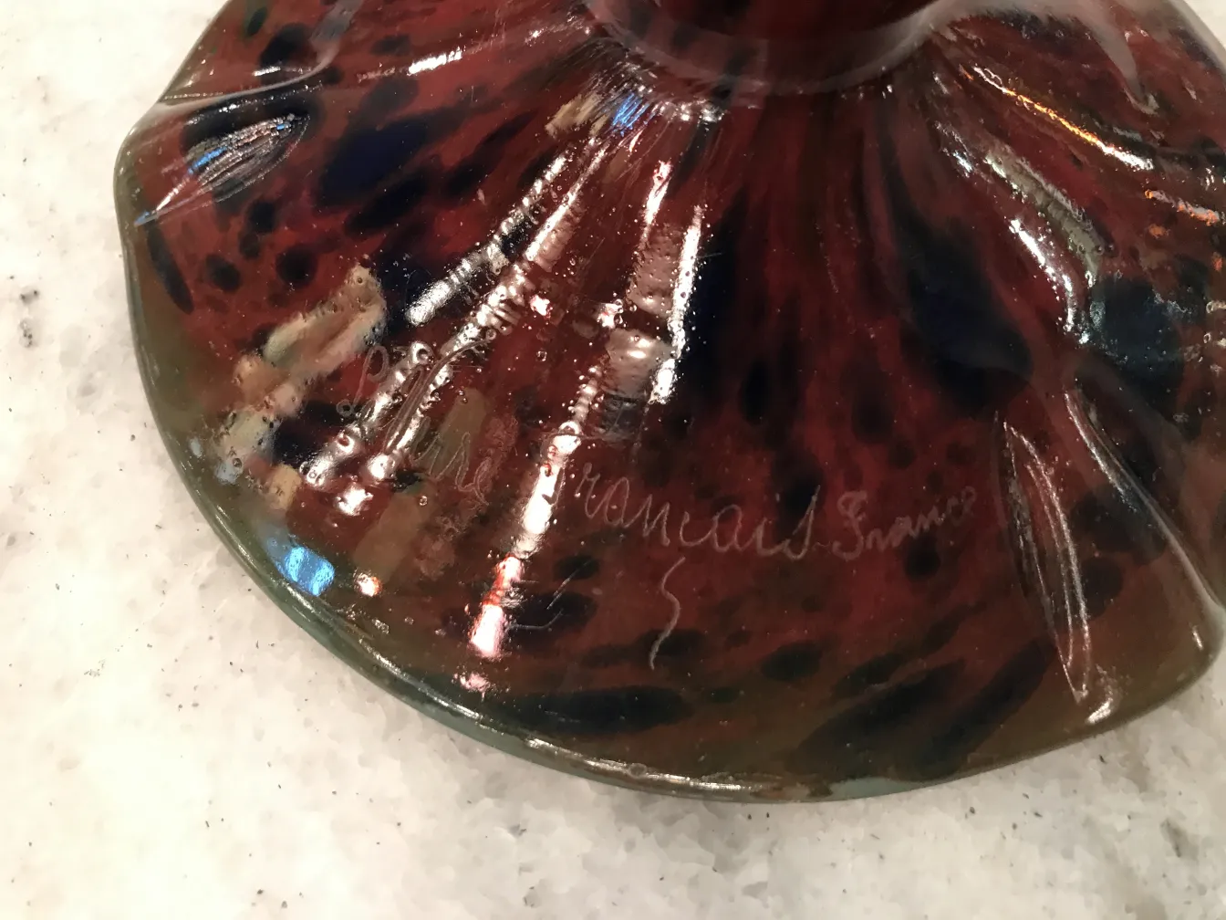 Signiertes Glas (Le Verre) mit braunem und schwarzem Design, antikes französisches Stück.