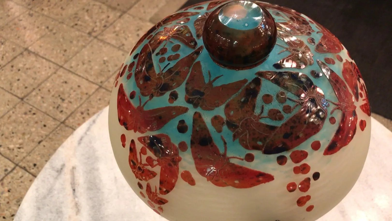 Антикварное подписанное стекло Le Verre с теплой декорацией бабочек.