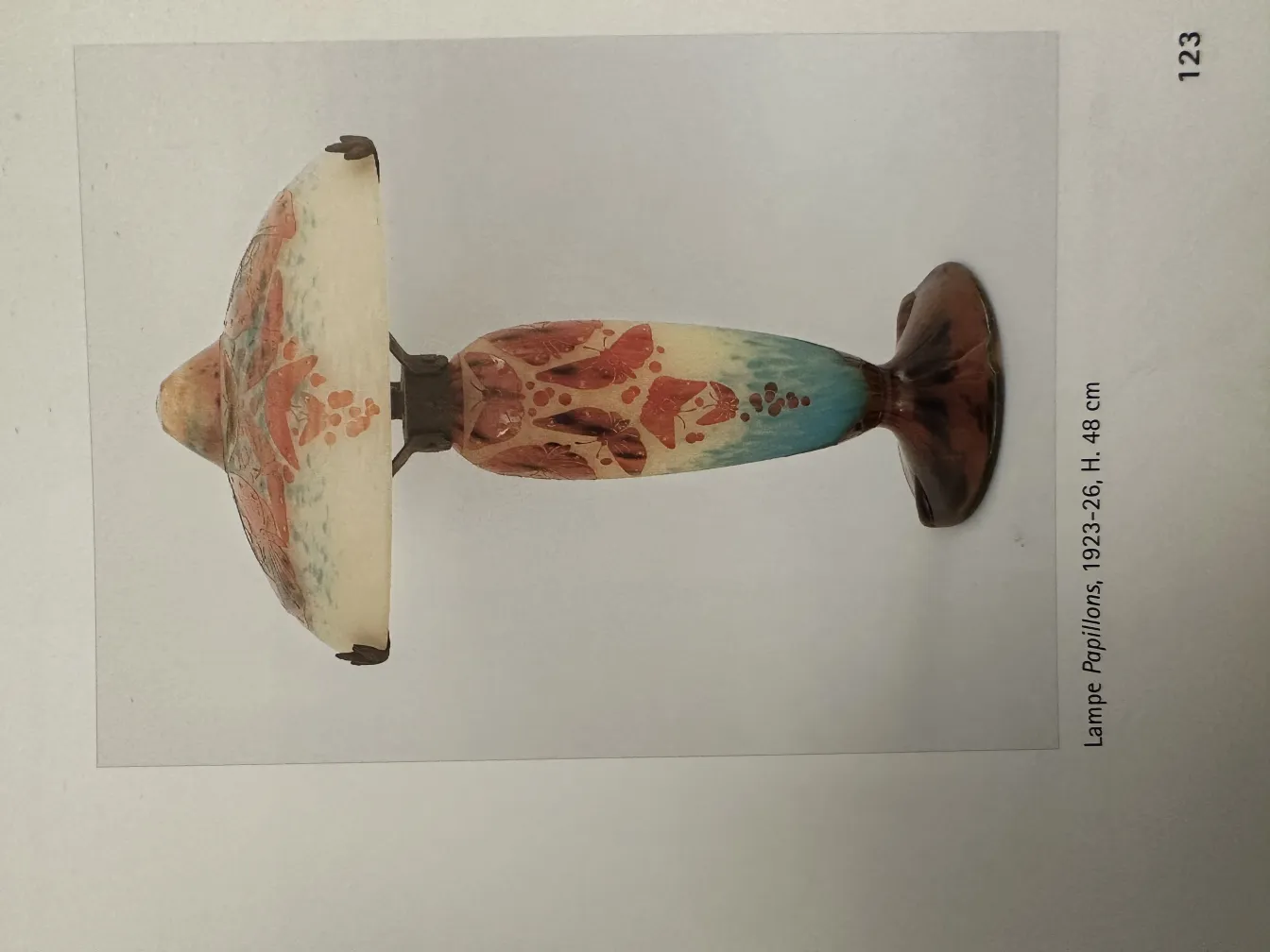 vetro firmato con decorazione colorata e motivo floreale