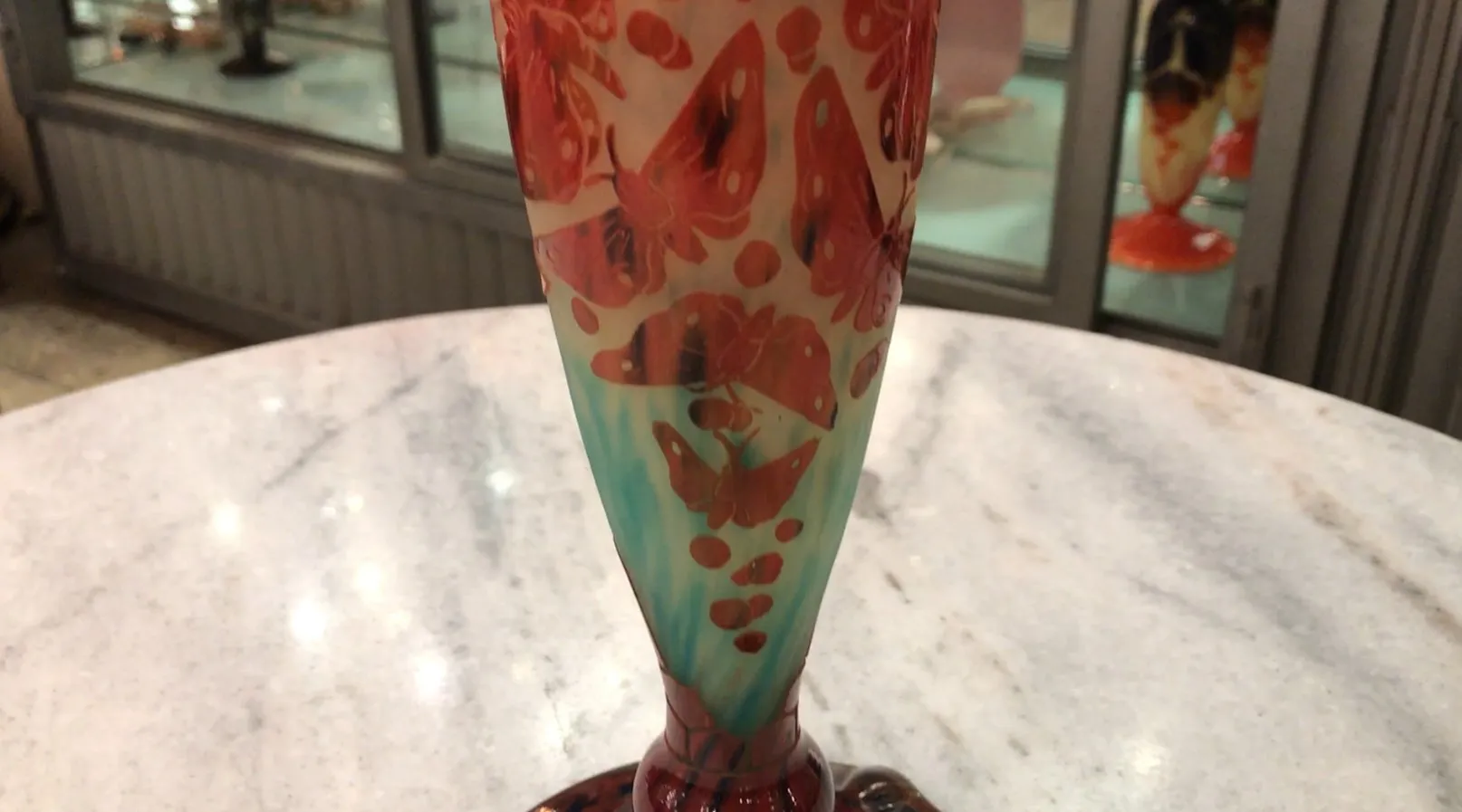 Подписанное стекло Le Verre с декором в виде красных бабочек