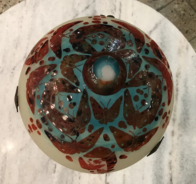 Vetro con farfalle decorative dai colori vivaci