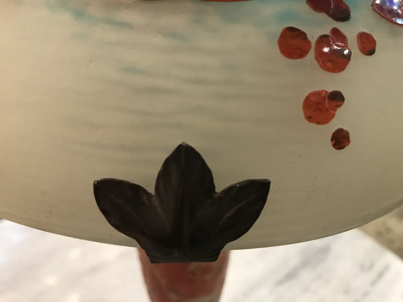 Vidrio firmado Le Verre con detalles artísticos franceses y base decorativa.