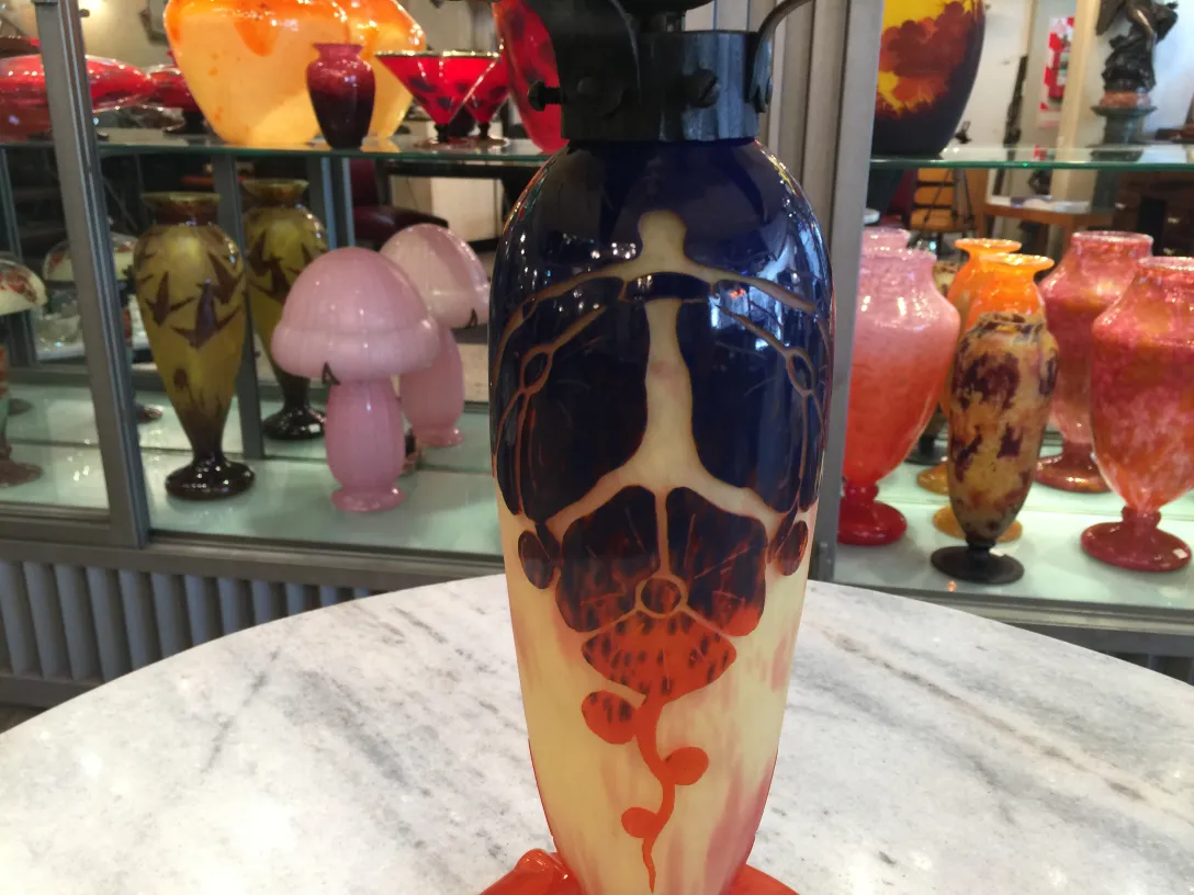 Vaso antigo de vidro assinado Le Verre com cores vibrantes e design distinto