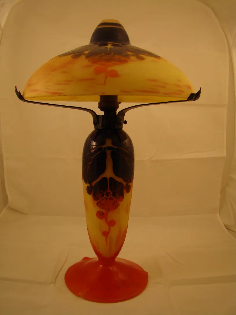 Lámpara antigua de vidrio firmado Le Verre con tonos amarillos y naranjas.