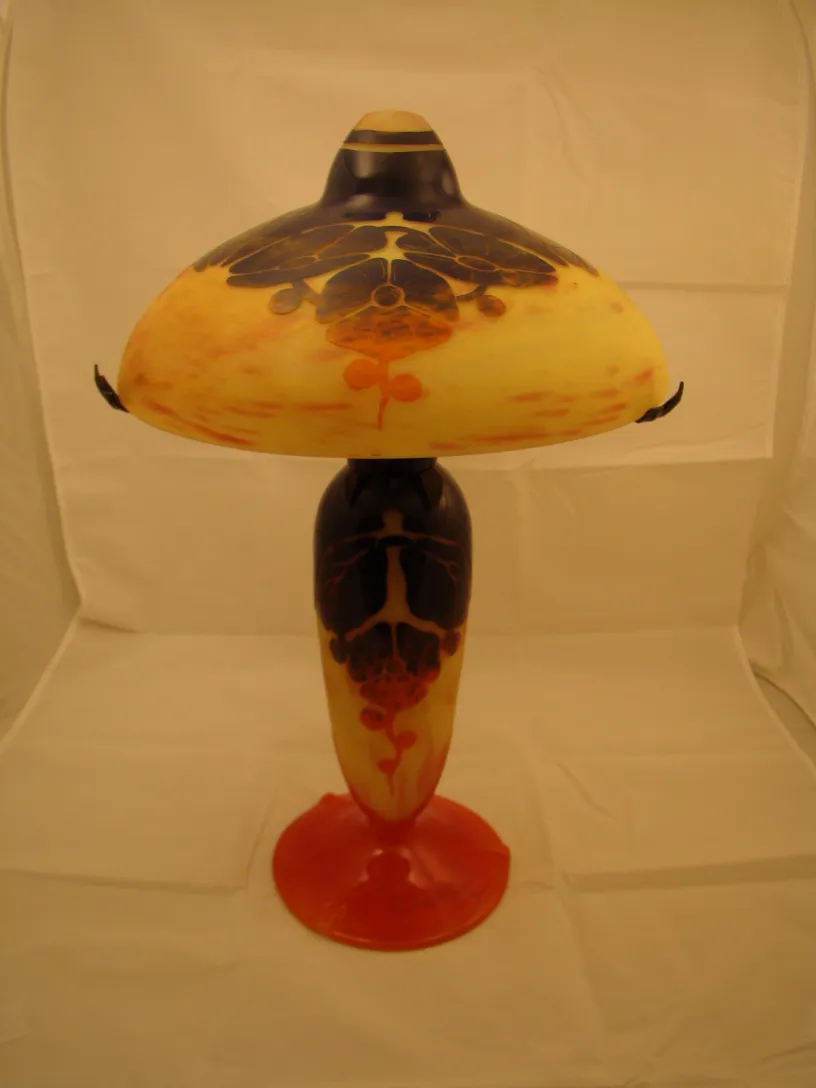 مصباح تحفة زجاج موقّع (Le Verre) ذو ألوان صفراء وتفاصيل داكنة.