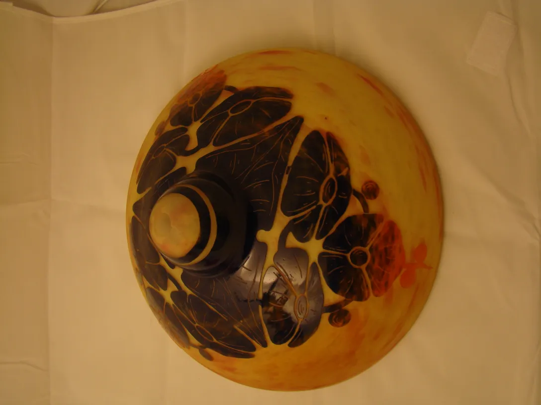 Verre signé Le Verre avec motif floral et teinte jaunâtre