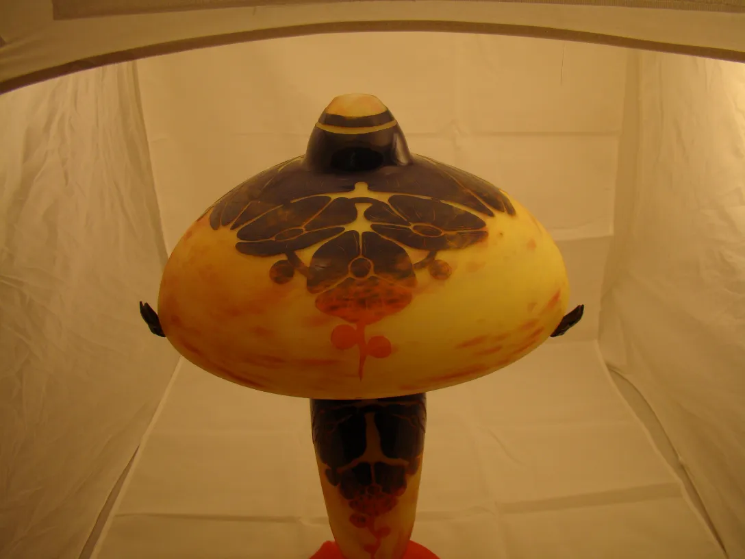 앤틱 서명된 유리잔le verre 꽃 디자인, 밝은 배경.