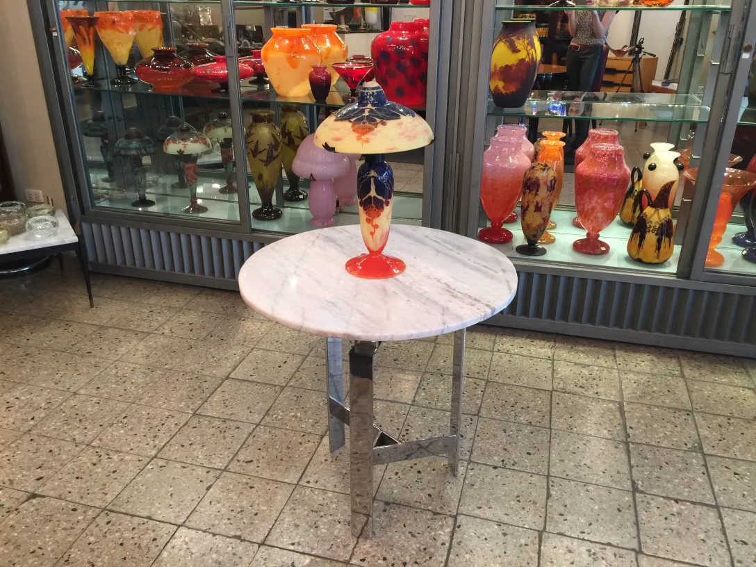 Antiquität signiertes Glas Le Verre mit buntem Design im Hintergrund