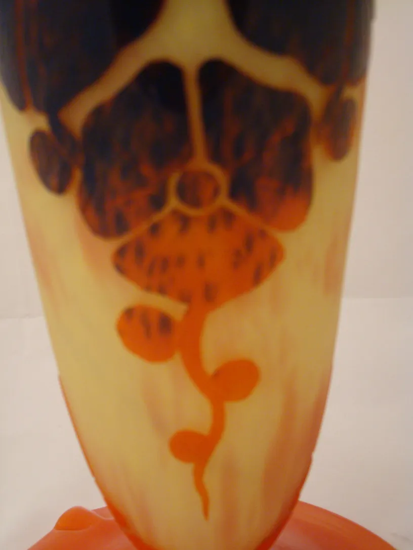 Verre signé Le Verre avec des couleurs vives et un design artistique