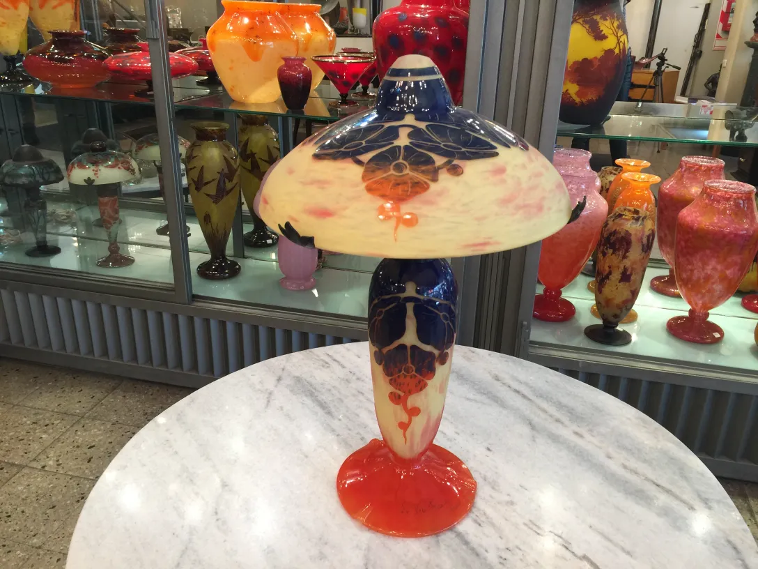 Lampada antica con base rossa e dettagli blu