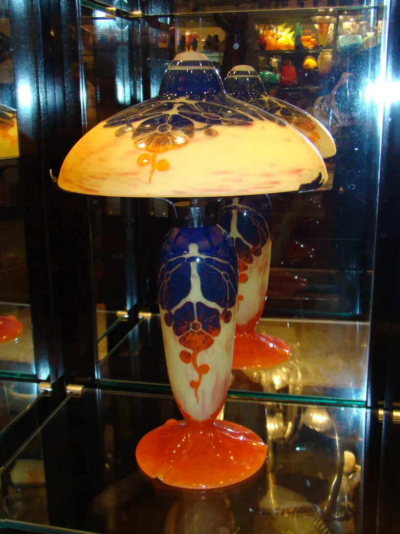 Lampada in vetro con decorazione floreale e base arancione, antiquariato.