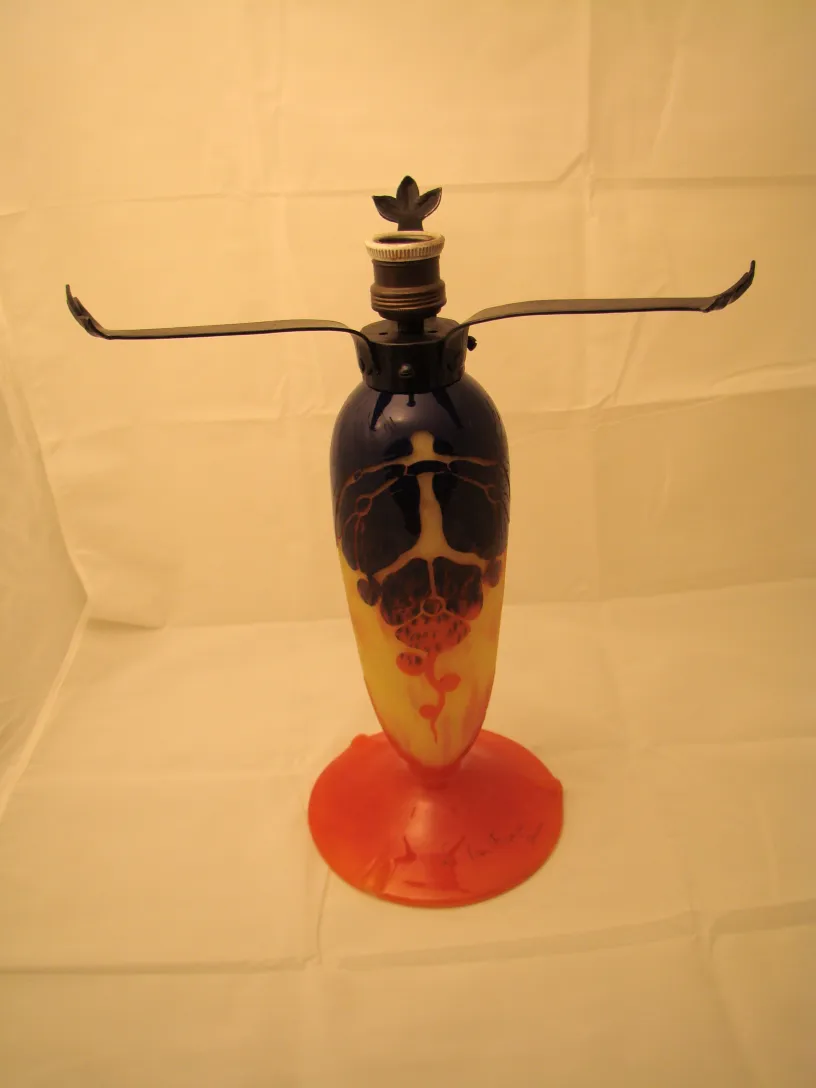 Antike Glühlampe aus Glas mit einzigartigem Design und buntem Sockel.