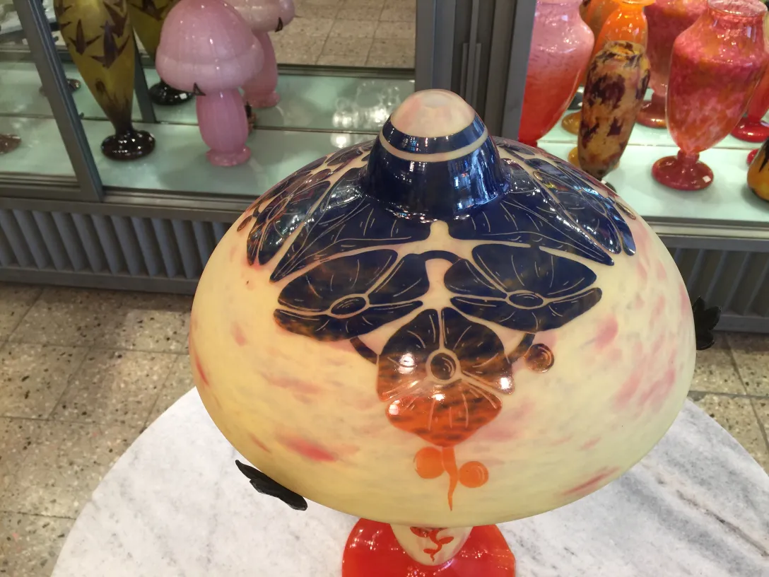 Lampada vintage in vetro firmato Le Verre con decorazioni floreali nei toni gialli e blu.