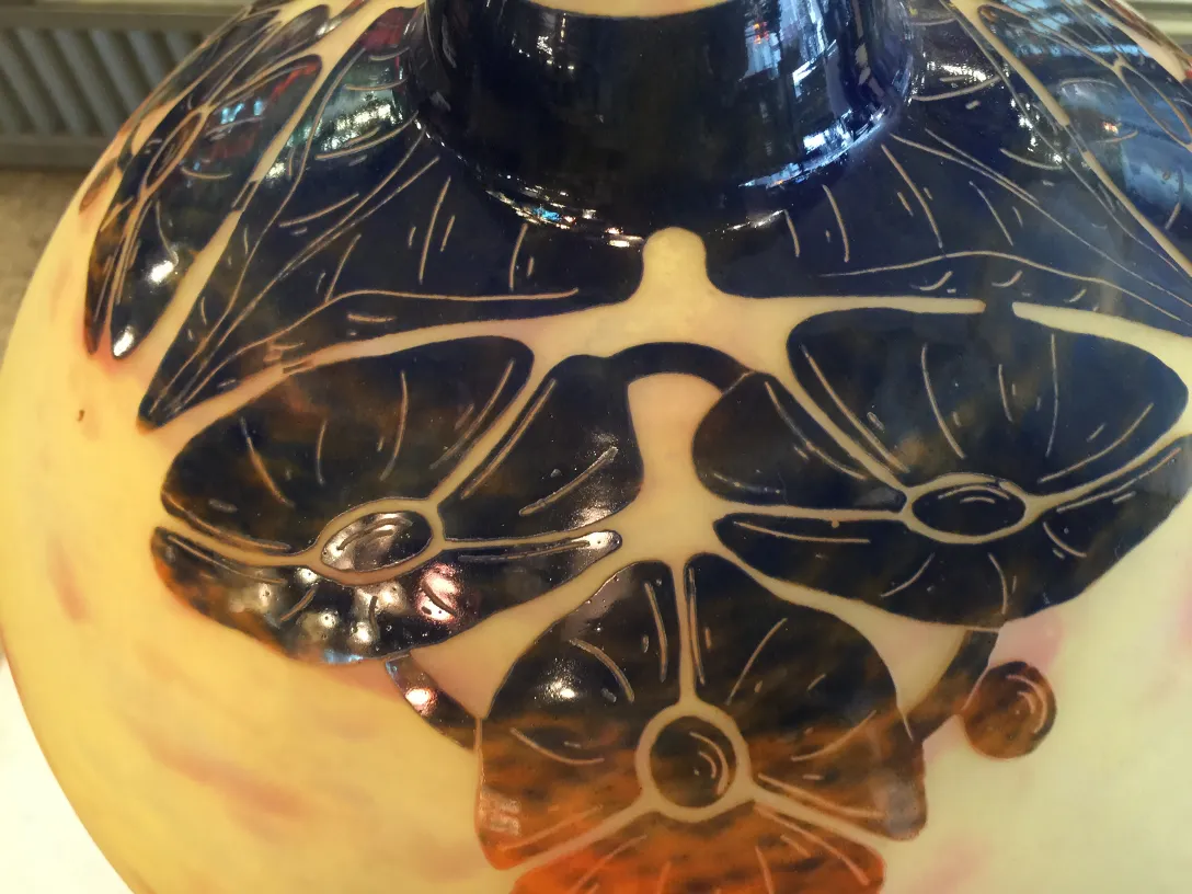 Vetro antico firmato Le Verre con design floreale