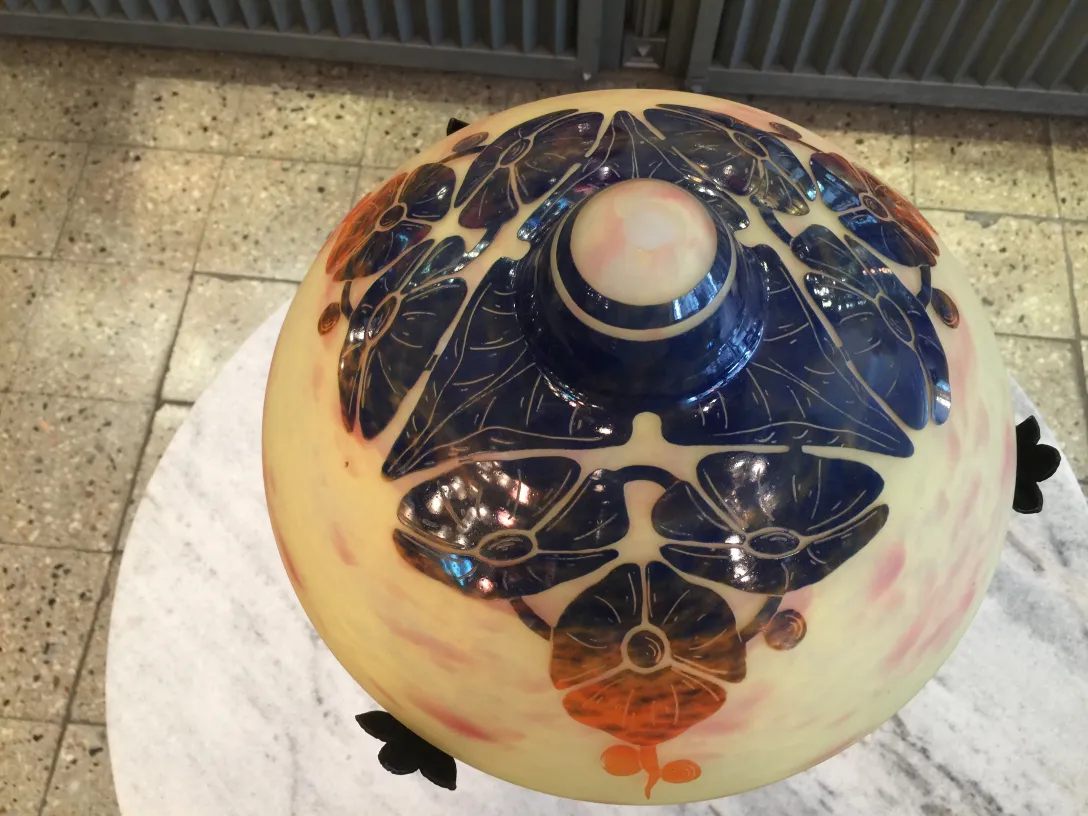 Dettagli di un vetro firmato antico Le Verre con decorazioni